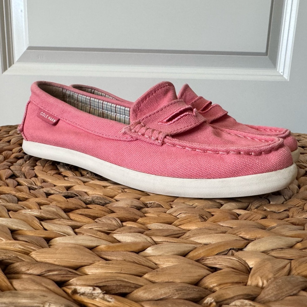 Cole Haan Women’s pink canvas loafers. Pinch Maine Classic line. Size 6.